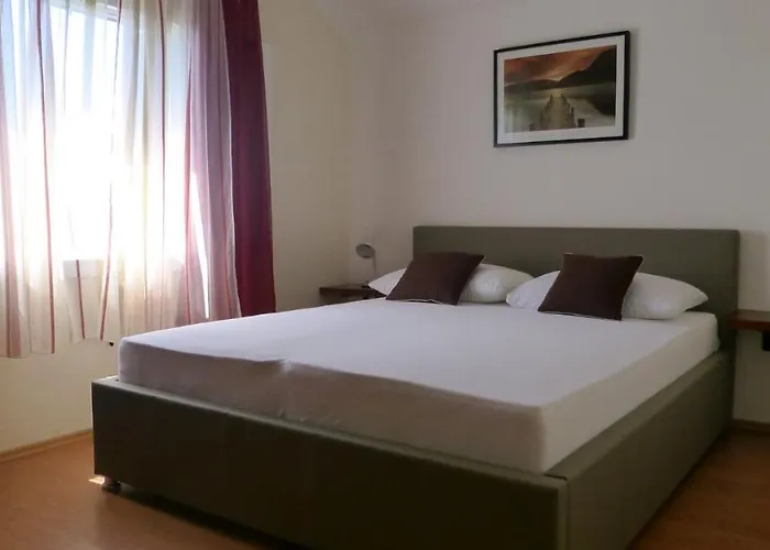 With A Parking Space Mali Iz * Veli Iz